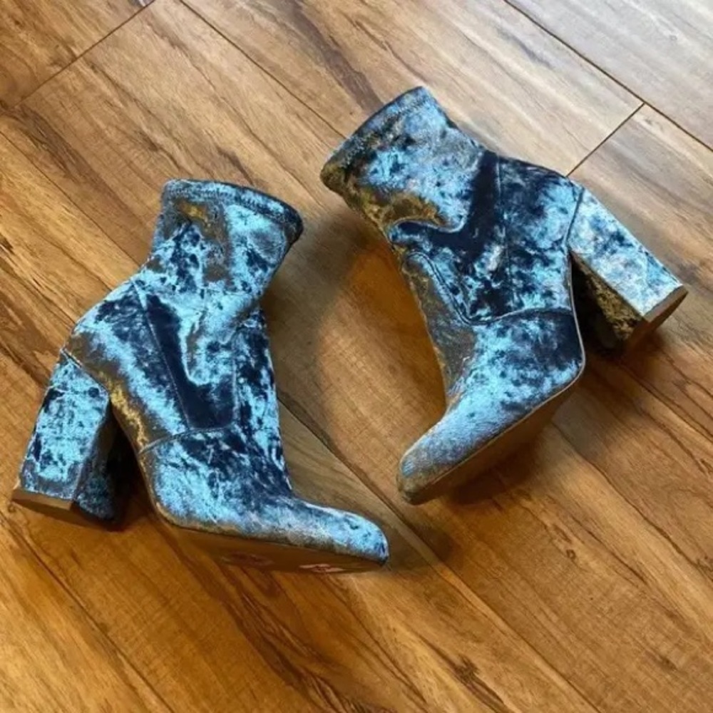 Steve Madden velvet blue heels
